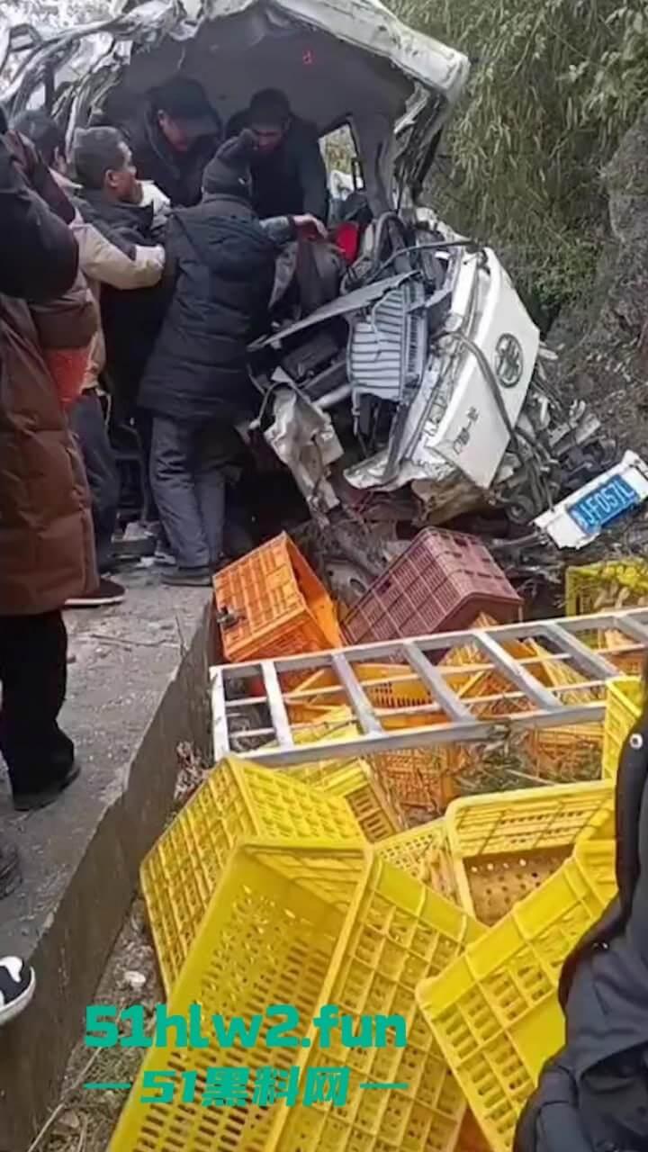 开车打盹儿险送命!湖南石门皂市水库一货车突然失控撞上山体,车头报废人差点归西 。-1