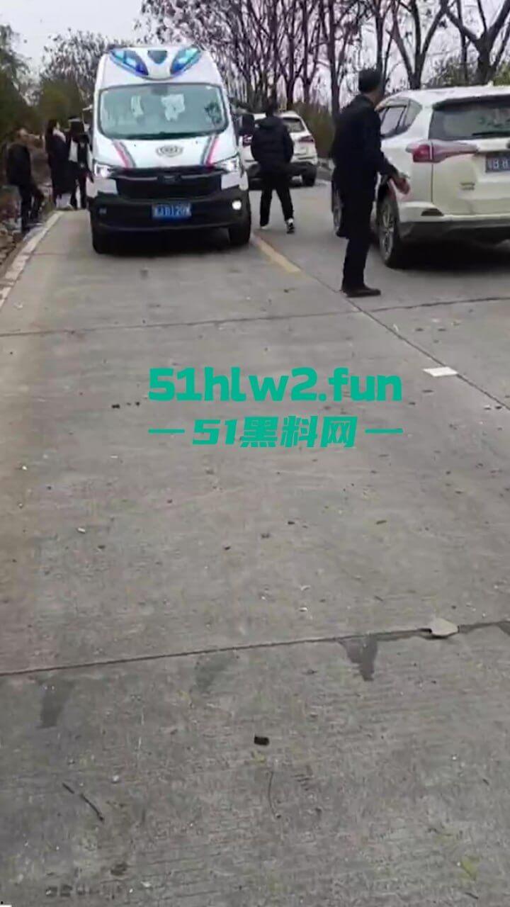 开车打盹儿险送命!湖南石门皂市水库一货车突然失控撞上山体,车头报废人差点归西 。-2