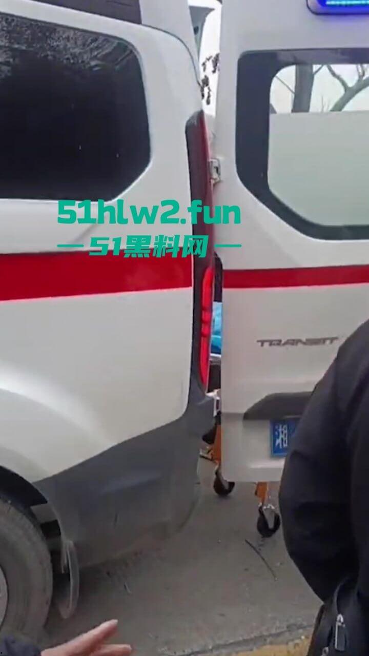 开车打盹儿险送命!湖南石门皂市水库一货车突然失控撞上山体,车头报废人差点归西 。-9