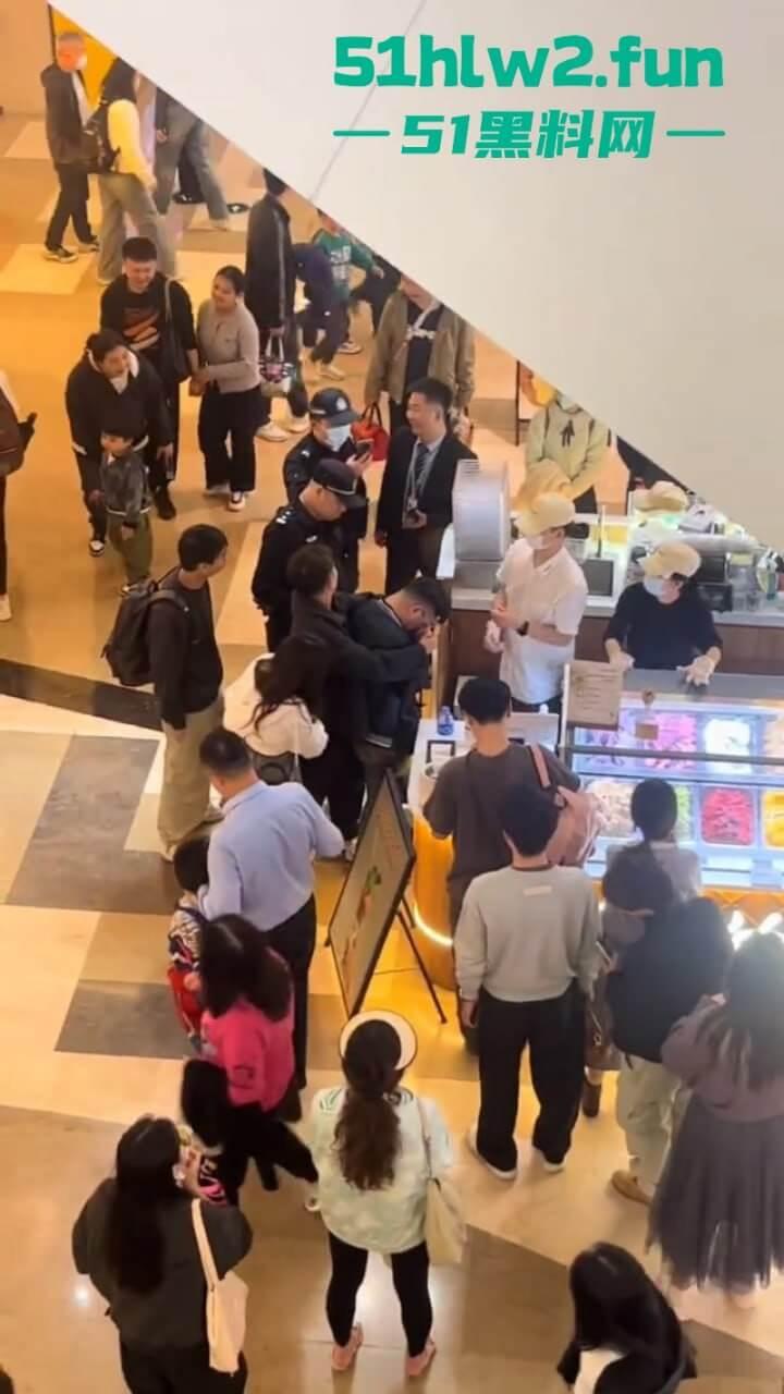 哪个抄底大神断更了?深圳皇庭广场小伙偷拍妹子裙底被其男友当场抓获,真是社死!-2