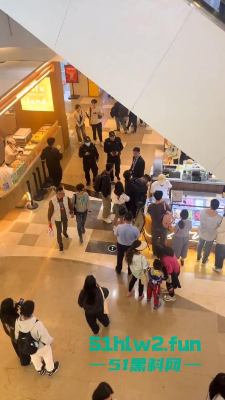 哪个抄底大神断更了?深圳皇庭广场小伙偷拍妹子裙底被其男友当场抓获,真是社死!-3