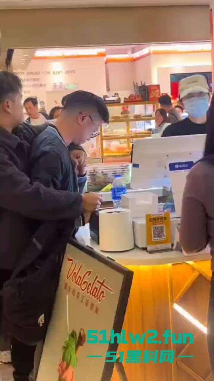 哪个抄底大神断更了?深圳皇庭广场小伙偷拍妹子裙底被其男友当场抓获,真是社死!-9