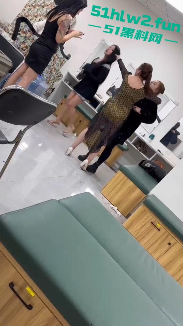 按摩会所女技师吵架,在候场房俩骚鸡对战露出大胸器那一刻,这姐妹就已经赢了这大奶子太顶了。-3