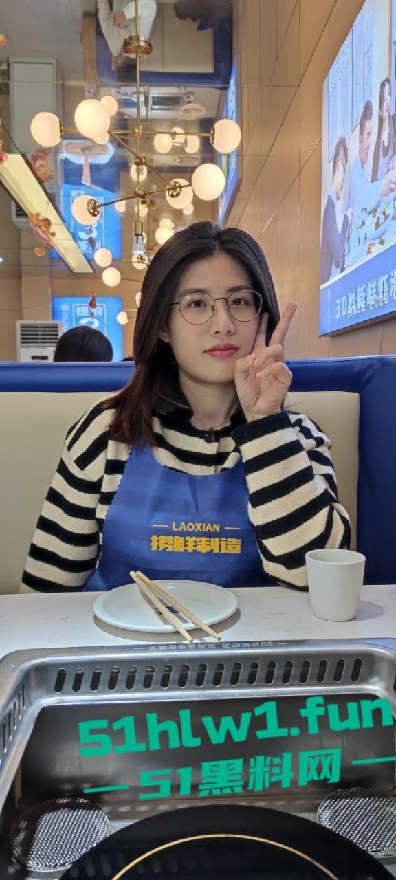 网友投稿高颜值反差眼镜妹,戴眼镜是御姐,穿黑丝成少妇,做爱表情直接封神!-1