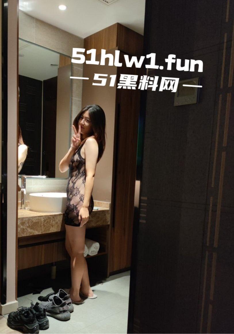 网友投稿高颜值反差眼镜妹,戴眼镜是御姐,穿黑丝成少妇,做爱表情直接封神!-6