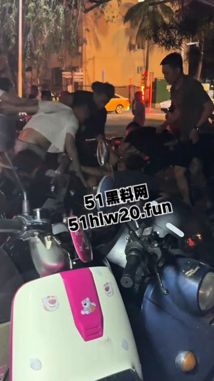 海南三亚实拍斗殴现场,三亚苏荷酒吧门口几个男子遭疯狂殴打,疑似街边要女子电话被男伴带人殴打。-1