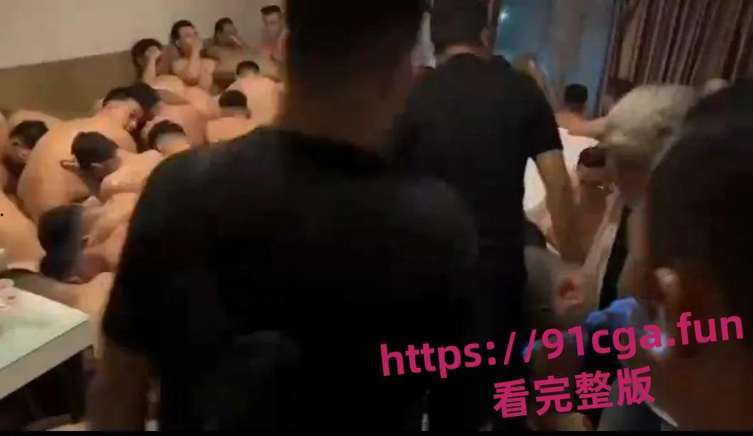 聚众淫乱被抓清一色男男 小小的房间里能有二三十号人!#淫乱#中年大叔#男男-3
