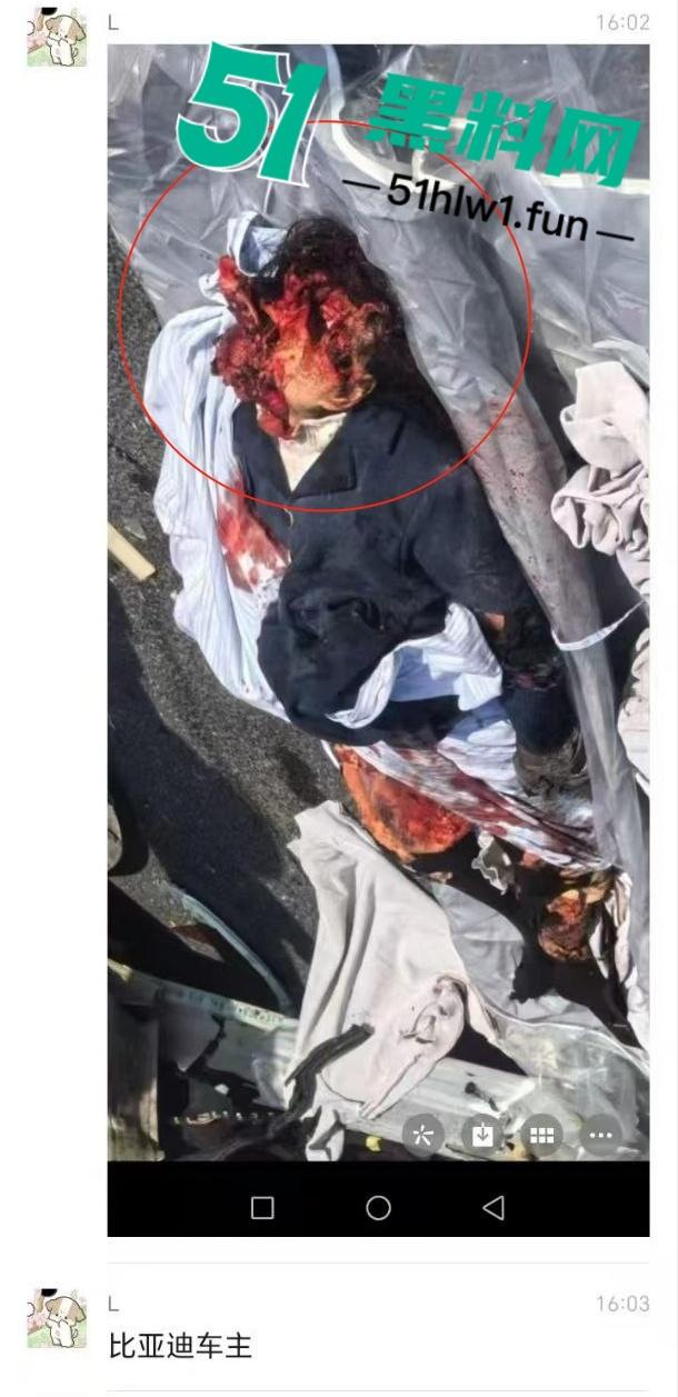 突发惨剧!广东河源一辆比亚迪SUV撞向大货车瞬间解体大货车撞翻,车主女司机高跟鞋头都粉碎了。-1