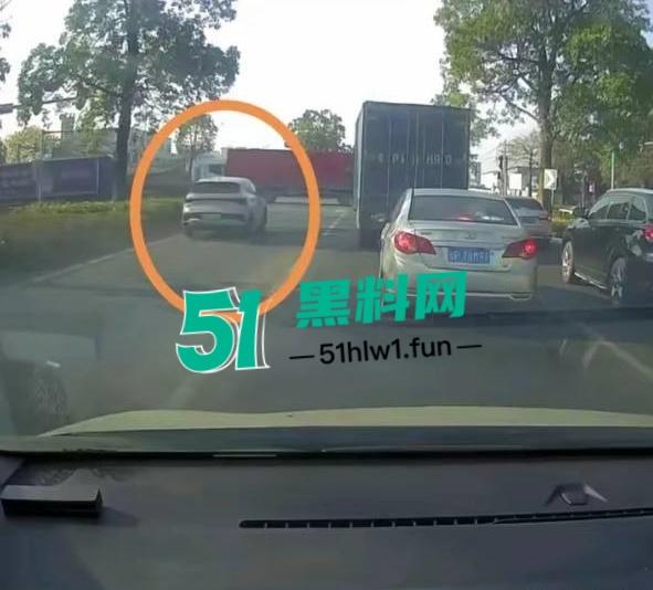 突发惨剧!广东河源一辆比亚迪SUV撞向大货车瞬间解体大货车撞翻,车主女司机高跟鞋头都粉碎了。-8