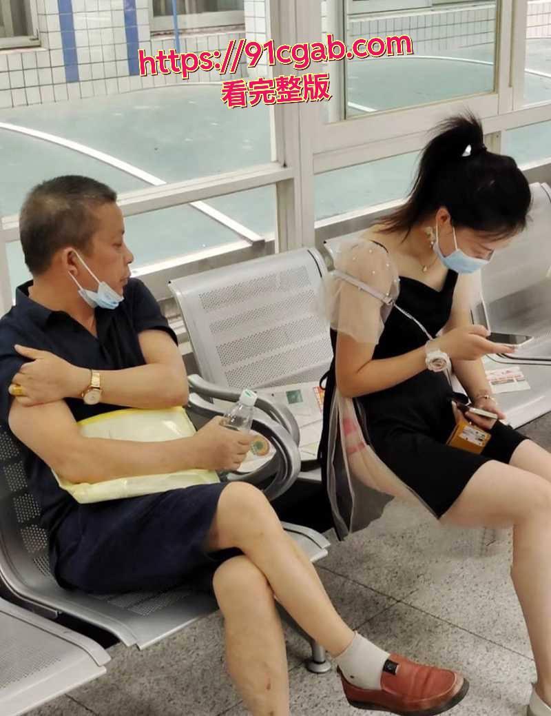 太拼了吧,淘宝情趣装店露小出,拍模特花絮视频直接整到大街上去了! 旁边大爷都看呆了-4