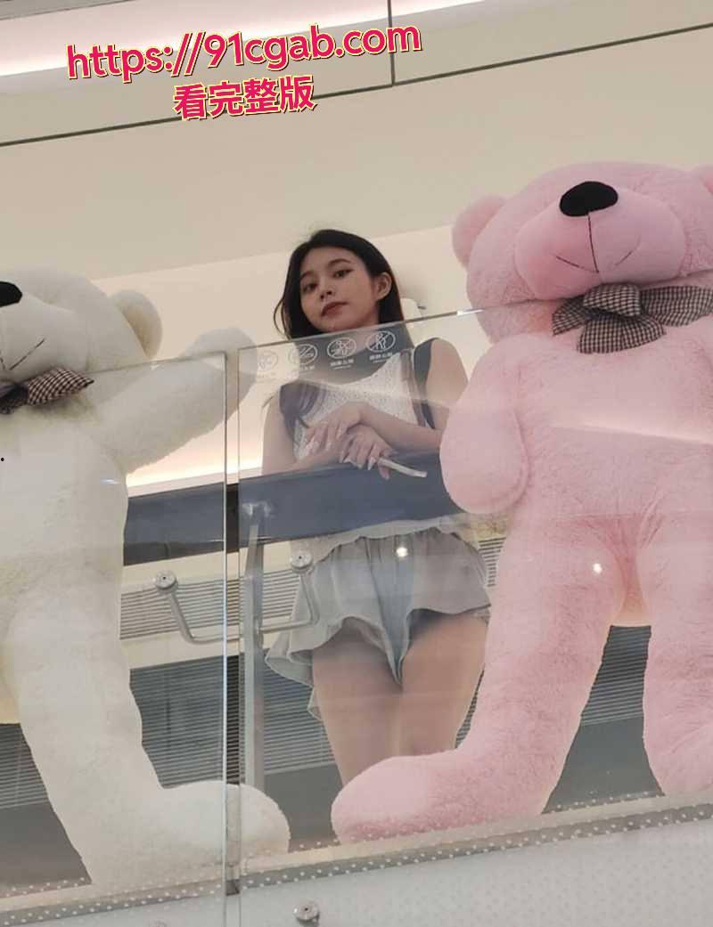 太拼了吧,淘宝情趣装店露小出,拍模特花絮视频直接整到大街上去了! 旁边大爷都看呆了-5