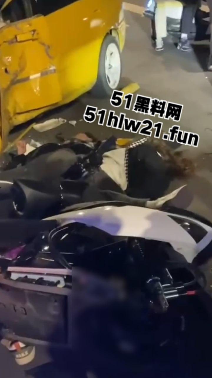 广东江门精神小伙,组织改装摩托车排位赛结果当场撞上轿车,导致司机死亡目前参赛人员正在抓捕中。-3