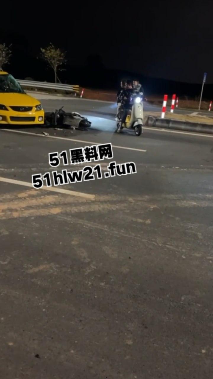 广东江门精神小伙,组织改装摩托车排位赛结果当场撞上轿车,导致司机死亡目前参赛人员正在抓捕中。-9