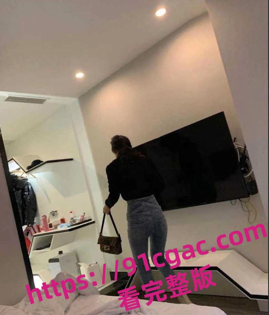 四川航空姐周娅菲惊爆丑闻!刚下飞机直奔酒店与炮友狂欢-6