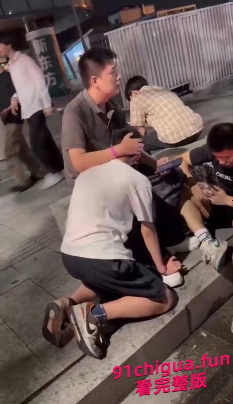 广州通讯录酒吧外三人深夜互动画风炸裂像拍片,刺激!!-2