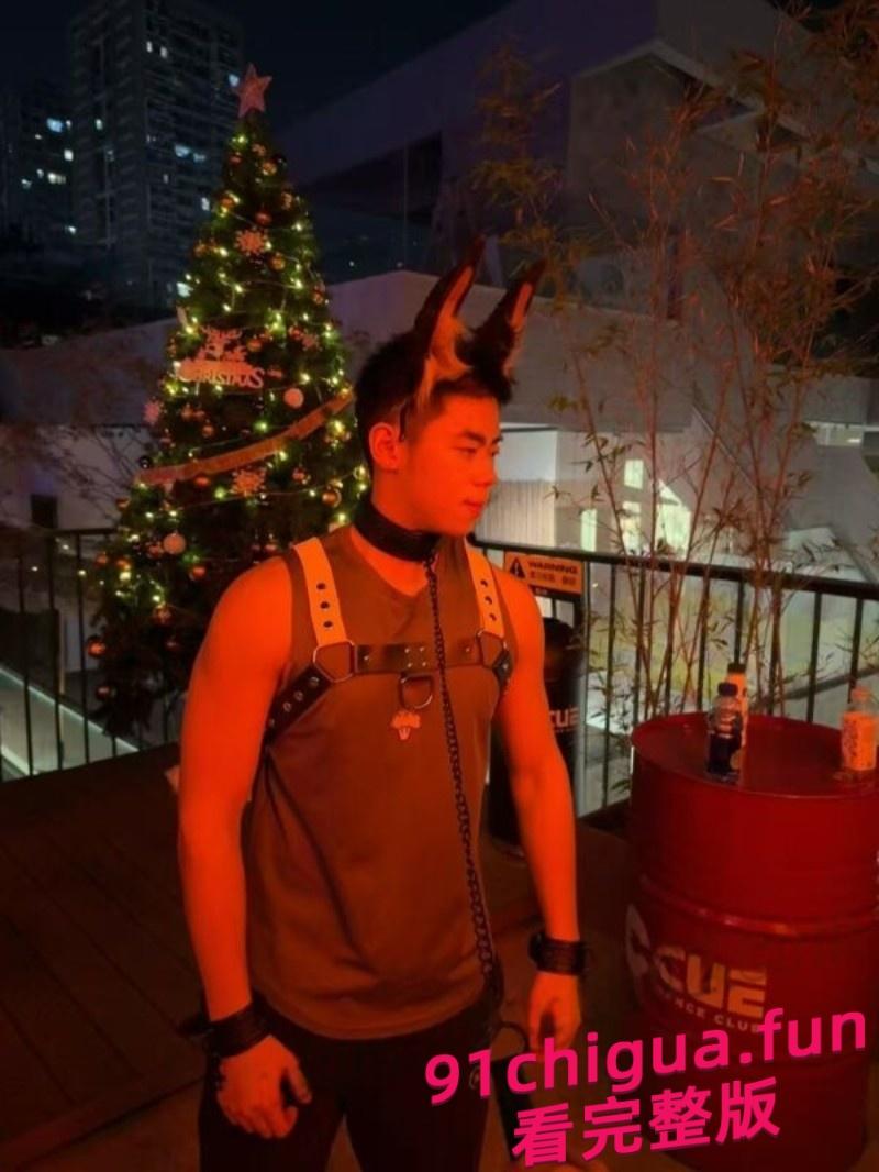 广州通讯录酒吧外三人深夜互动画风炸裂像拍片,刺激!!-4