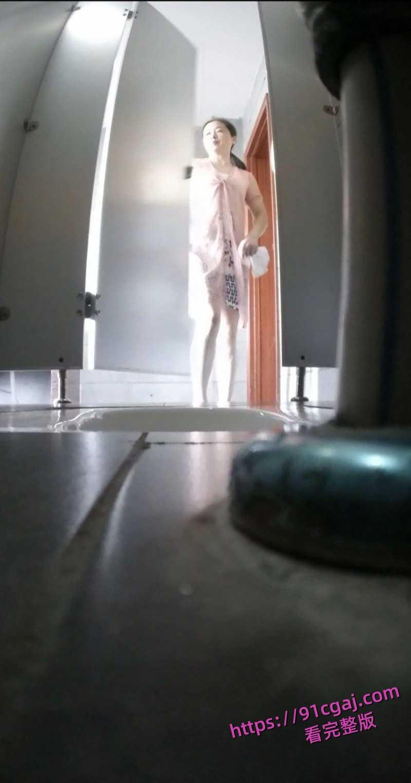 湖北省宜昌市公安局女局长上厕所时竟惨遭偷拍 小穴全部曝光连尿尿模样都被看得一清二楚-6