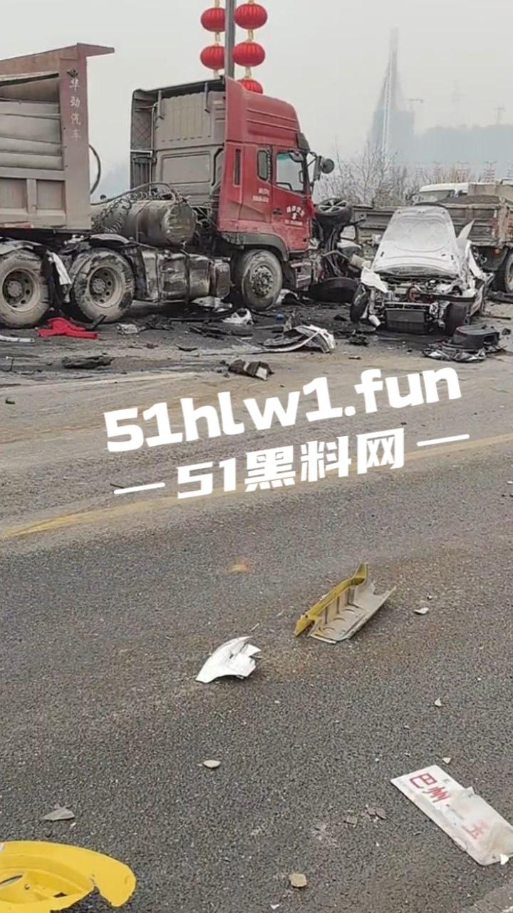 四川巴中恩阳区,发生12车相撞事故,造成5死一伤,现场画面流出,多家医院发声,细节信息量大。-8