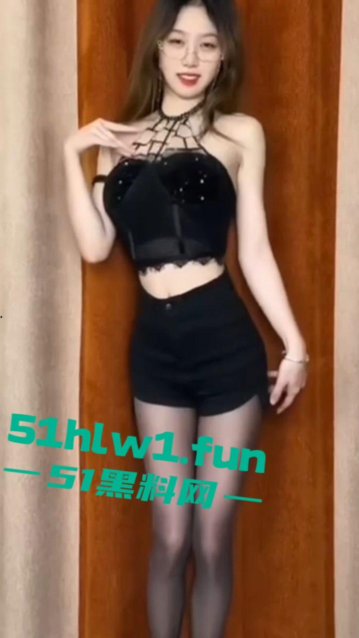 摄影师酒店私拍,极品身材长腿嫩模,穿诱人黑丝高跟,拍职业装私房照,修长美腿超撩人,大尺度自拍合集流出。-4