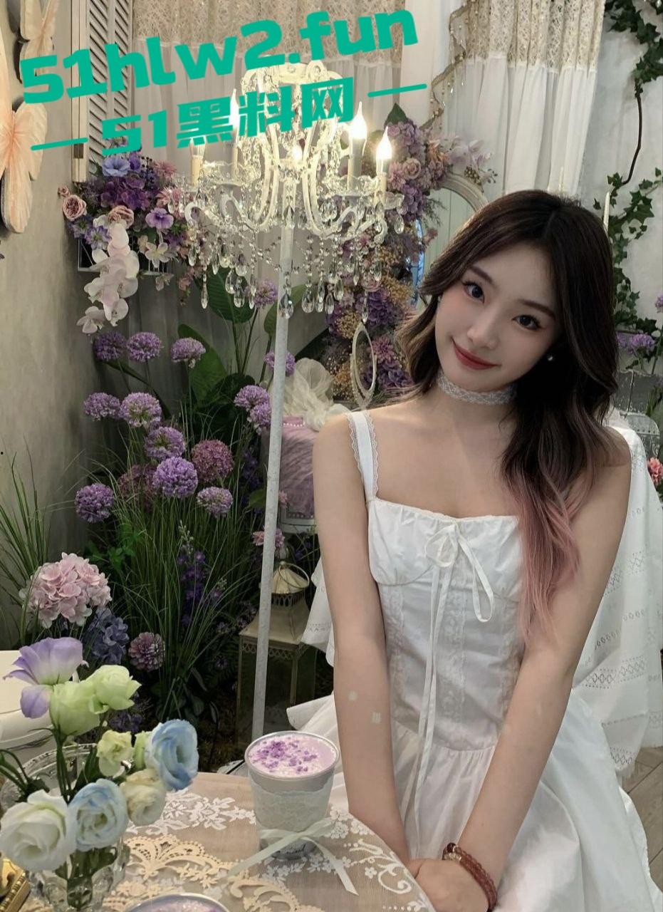 高颜值长腿学生妹,为了钱下海做伴游成金主大叔包养的金丝雀,白天仙气飘飘晚上变身母狗,忘我吃鸡骚气四溢。-2