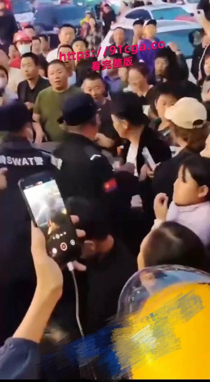唐山迁安领导与小三南市场车震被原配抓包 浪费大量警力保护小三撤离 引发民众群嘲!-2