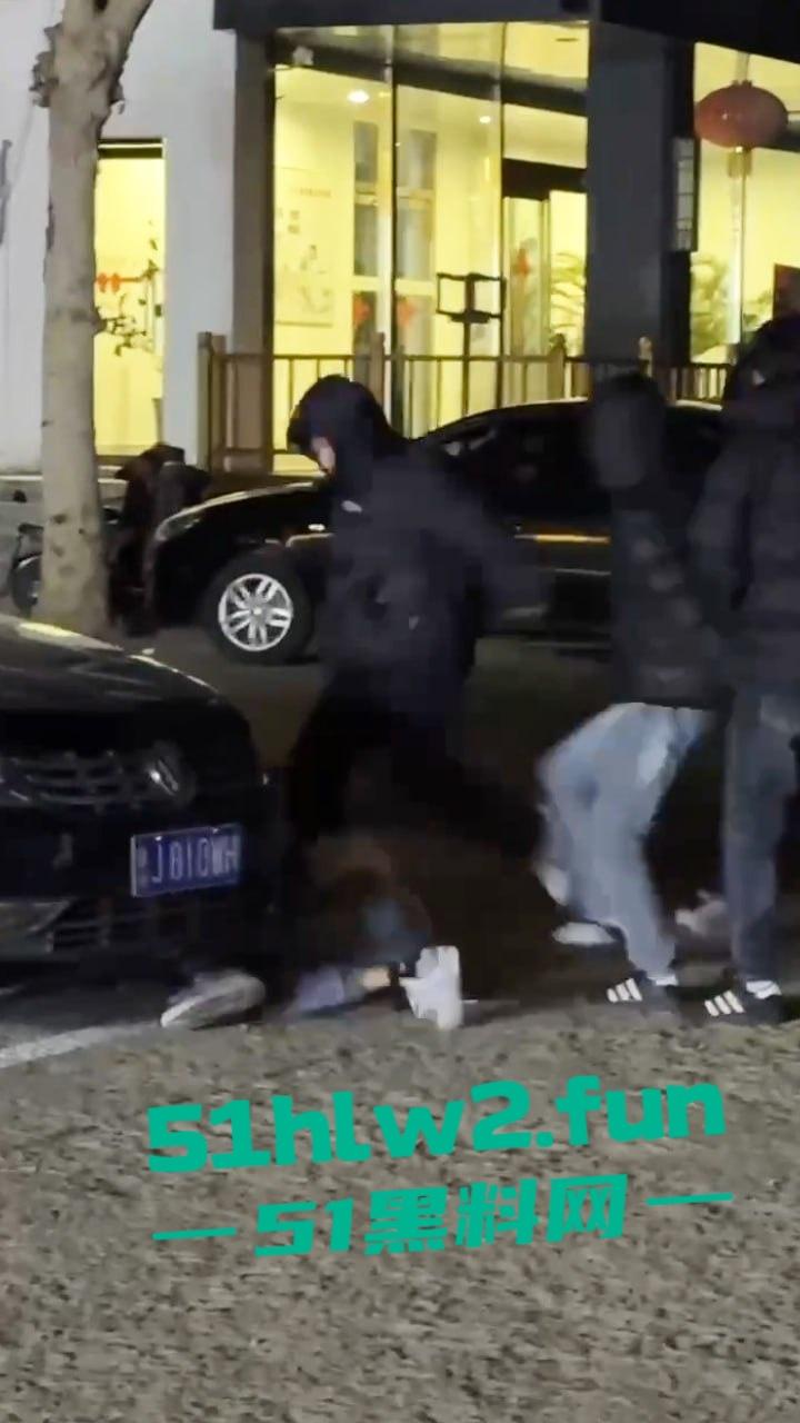 山东泰安街头斗殴一群混社会的网吧少年,在网吧门口堵学生因其女友被抢,叫人持械当街殴打。-3