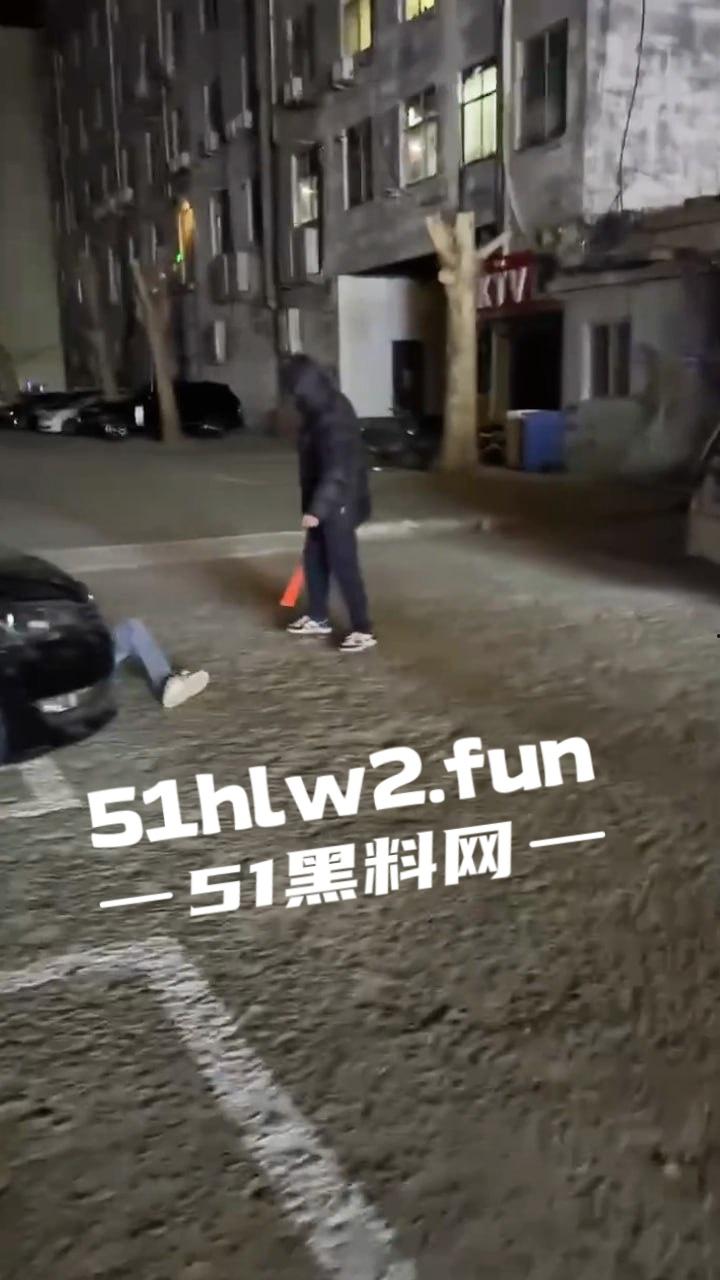 山东泰安街头斗殴一群混社会的网吧少年,在网吧门口堵学生因其女友被抢,叫人持械当街殴打。-9