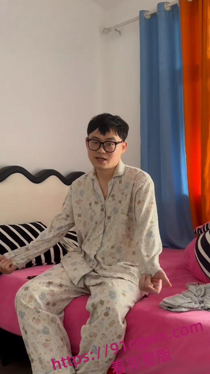 真实捉奸实录!老婆阳台藏奸夫被抓包 翘臀一扭还敢瞪眼 气得老公想扇飞她那骚脸!-8