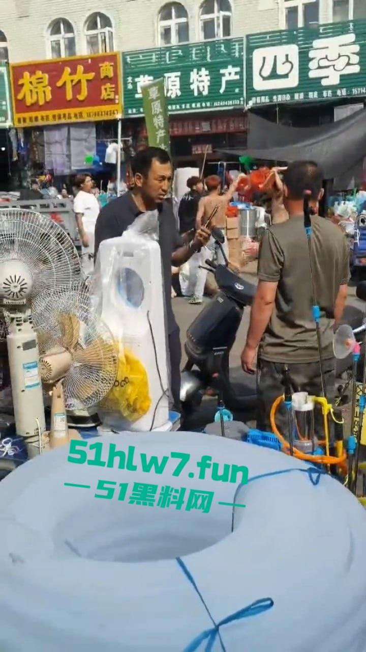 情侣街头误惹地痞流氓惨遭群殴,女友拼命拉架奈何小伙还是被砍数刀大街上躺板板。-5