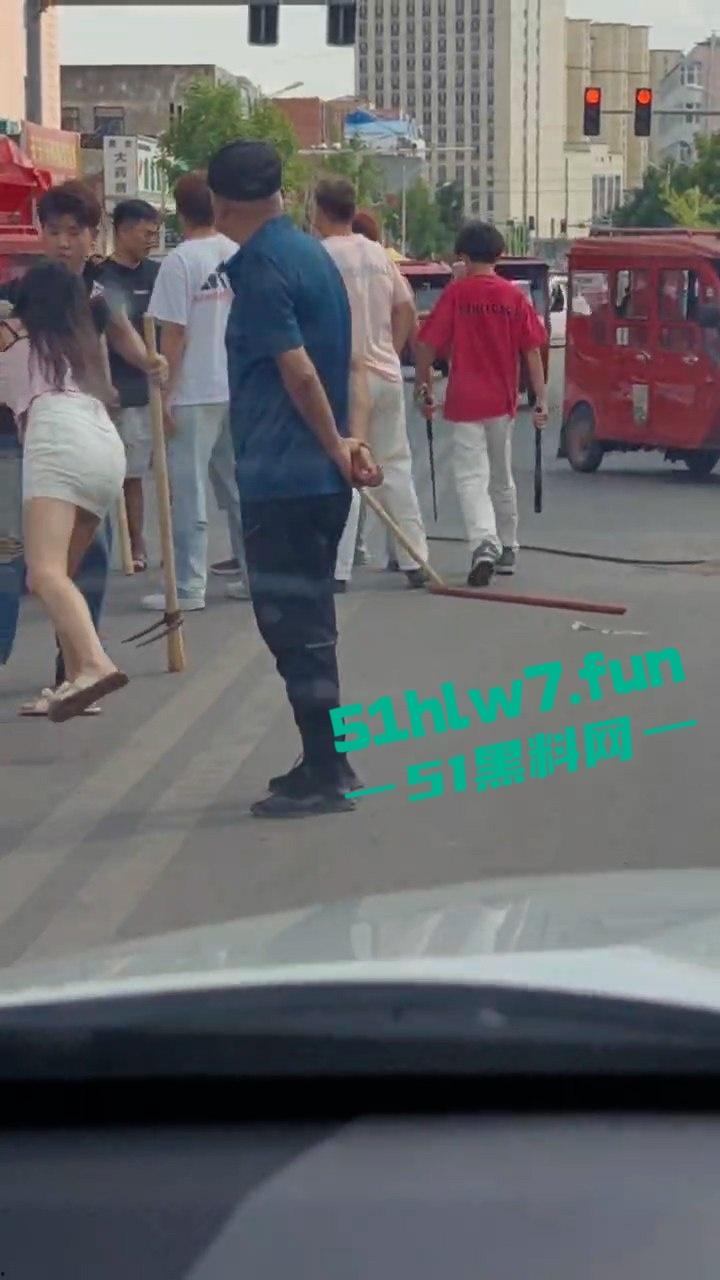 情侣街头误惹地痞流氓惨遭群殴,女友拼命拉架奈何小伙还是被砍数刀大街上躺板板。-6