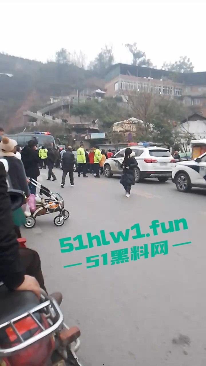 四川宜宾警方扫黄端掉一窝骚鸡,女大学生沦落风尘,众人围观快来看谁的女朋友赫然在列?-1