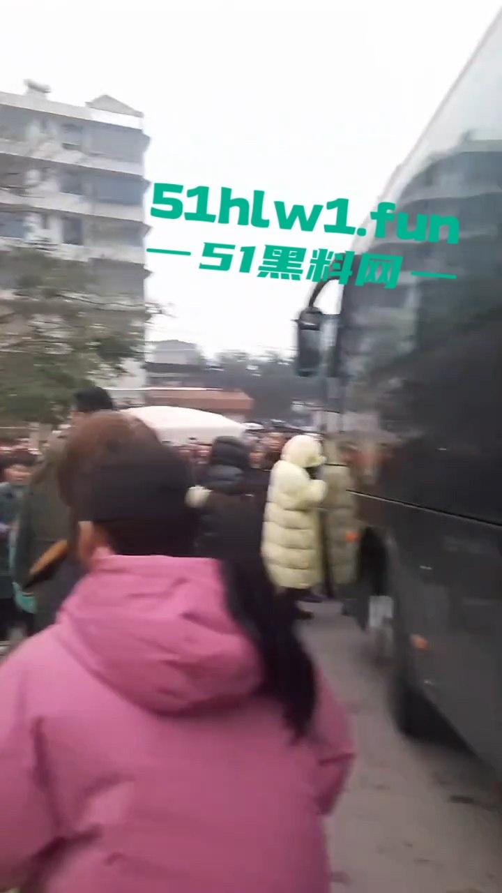 四川宜宾警方扫黄端掉一窝骚鸡,女大学生沦落风尘,众人围观快来看谁的女朋友赫然在列?-3