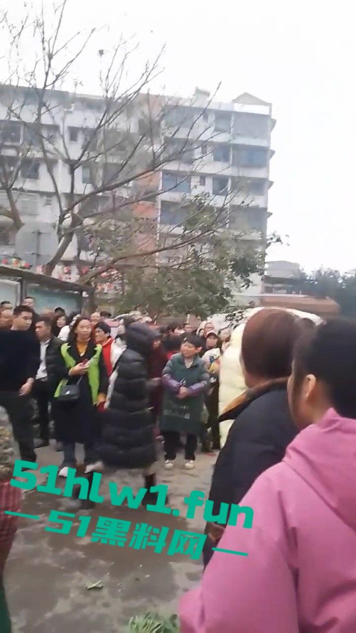 四川宜宾警方扫黄端掉一窝骚鸡,女大学生沦落风尘,众人围观快来看谁的女朋友赫然在列?-5