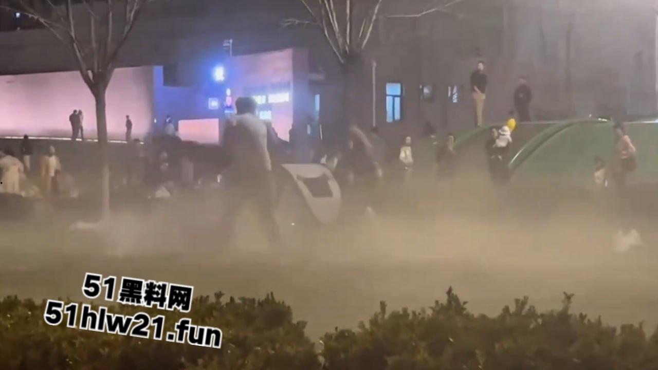 河北石家庄捅人事件,因孩子起争执叫人殴打对方,结果来人直接掏刀捅人现场视频流出。-1