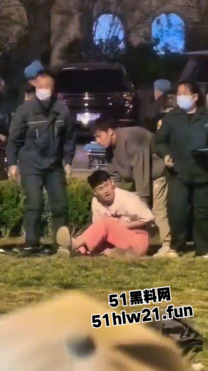 河北石家庄捅人事件,因孩子起争执叫人殴打对方,结果来人直接掏刀捅人现场视频流出。-4