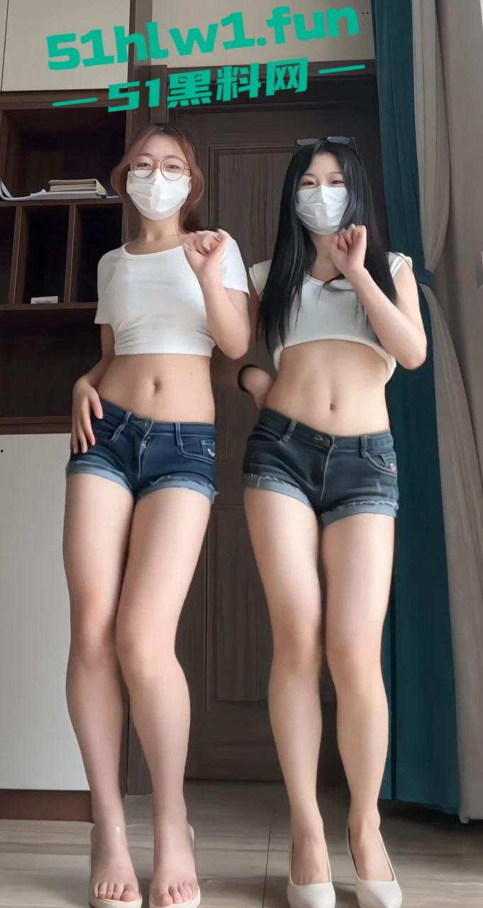 双人脱衣舞见过吗?18w粉丝网红抖音【笨蛋小妮】激情上演 花一份钱享受双倍快乐。-5