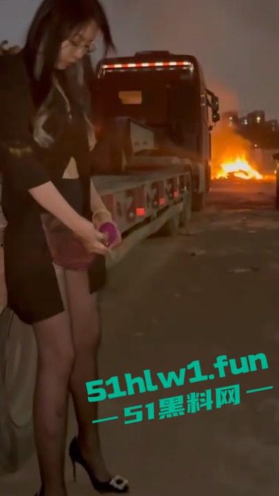 极品颜值女神【彤彤乖】紧张刺激人前露出自慰 塞着跳蛋被远程遥控做任务 各种人前露出-3