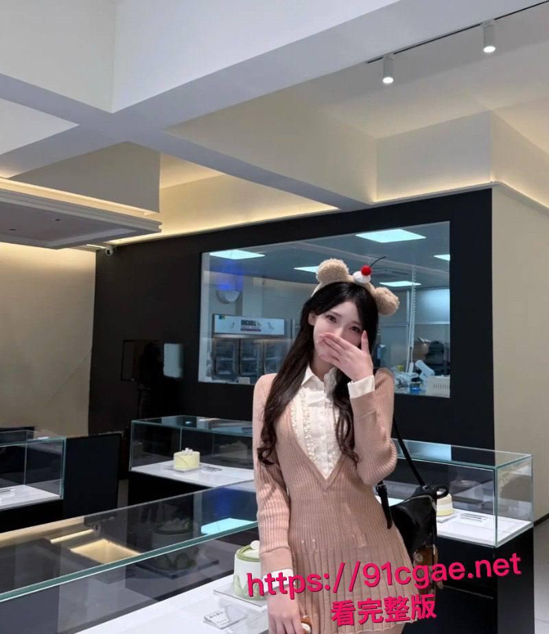 姐弟乱伦视频流出 爸妈上班家里没人,淫荡高三姐姐勾引弟弟口爆啪啪,最后被弟弟内射-1