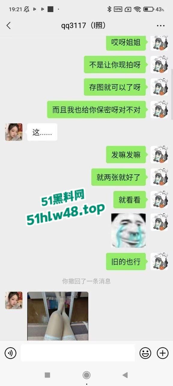 武汉大学音乐老师【张小岚】在学校楼道深喉口交浓精射满一嘴太刺激了!-1