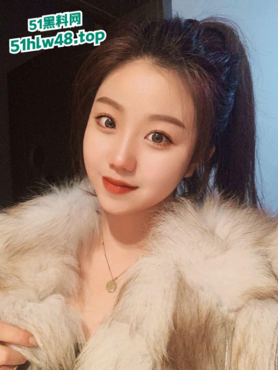 武汉大学音乐老师【张小岚】在学校楼道深喉口交浓精射满一嘴太刺激了!-2