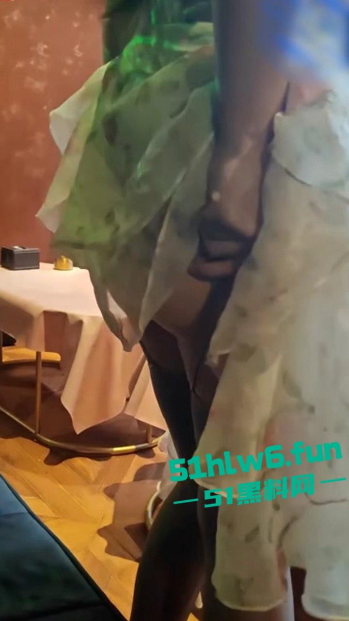 母子乱伦,骚妈ktv逼痒难耐边k歌边给儿子口交,啪啪声伴着音乐响彻ktv包房!-10