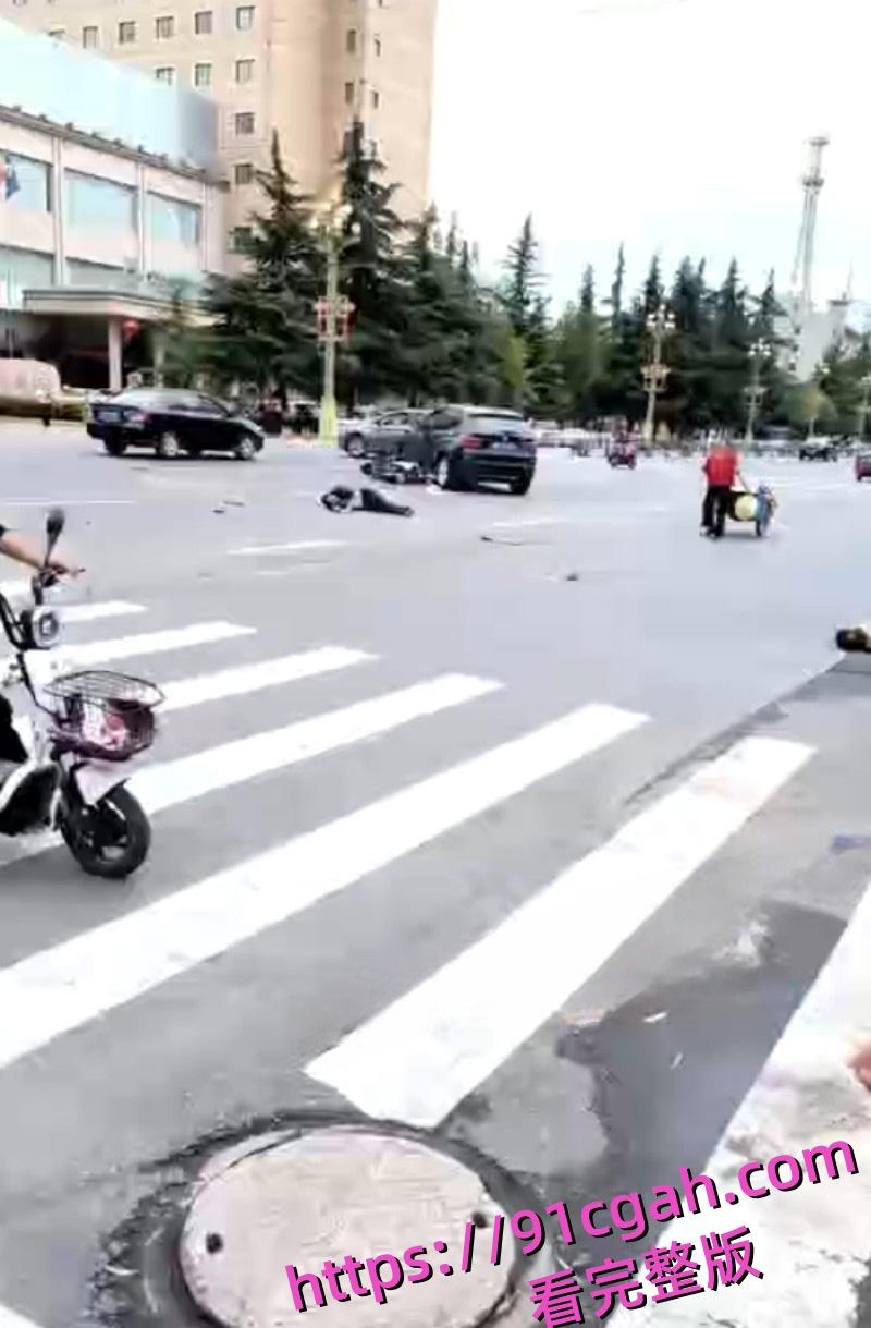 陕西宝鸡凤翔区党支部书记 张春凤 因丈夫出轨当众驾车怒撞小三 不料伤及多位无辜市民!-4