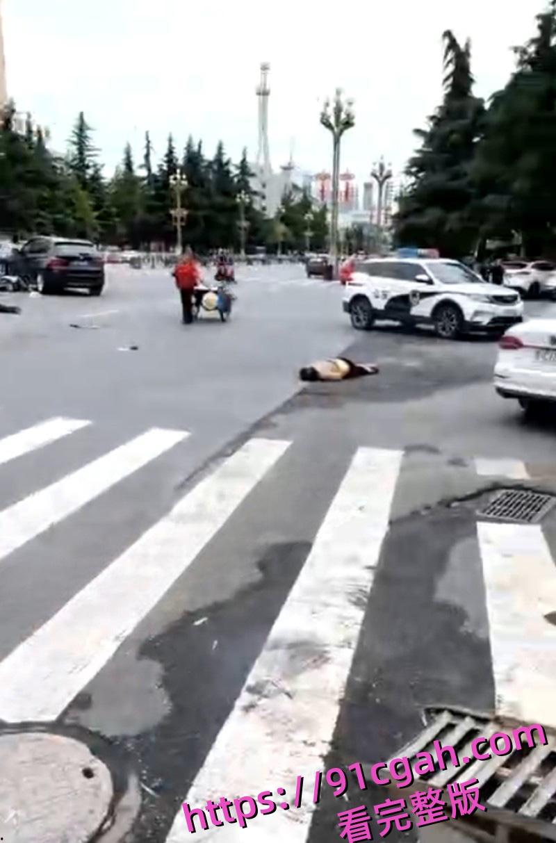 陕西宝鸡凤翔区党支部书记 张春凤 因丈夫出轨当众驾车怒撞小三 不料伤及多位无辜市民!-5