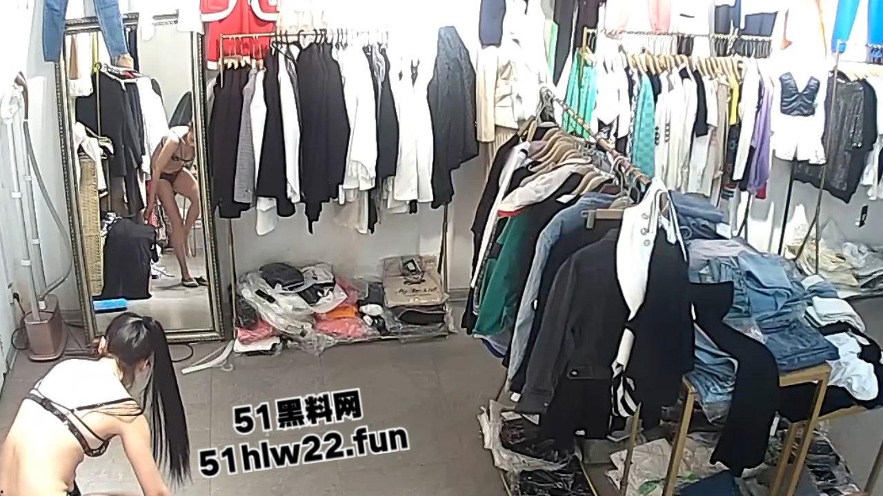 女装店老板偷装摄像头直播女顾客露奶换衣全过程,大奶美女少妇御姐个个春光乍泄。-3