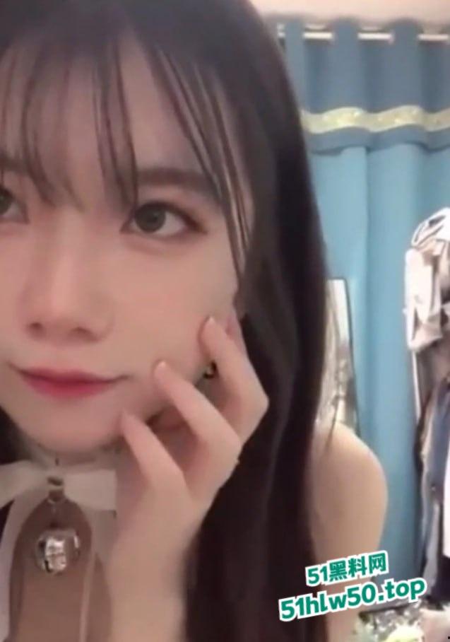 浙大城市学院嫩妹【白炜彤】寝室大战2男,乘骑位摇摆含住另一个人的鸡巴,清纯与淫荡并存的代表!-1