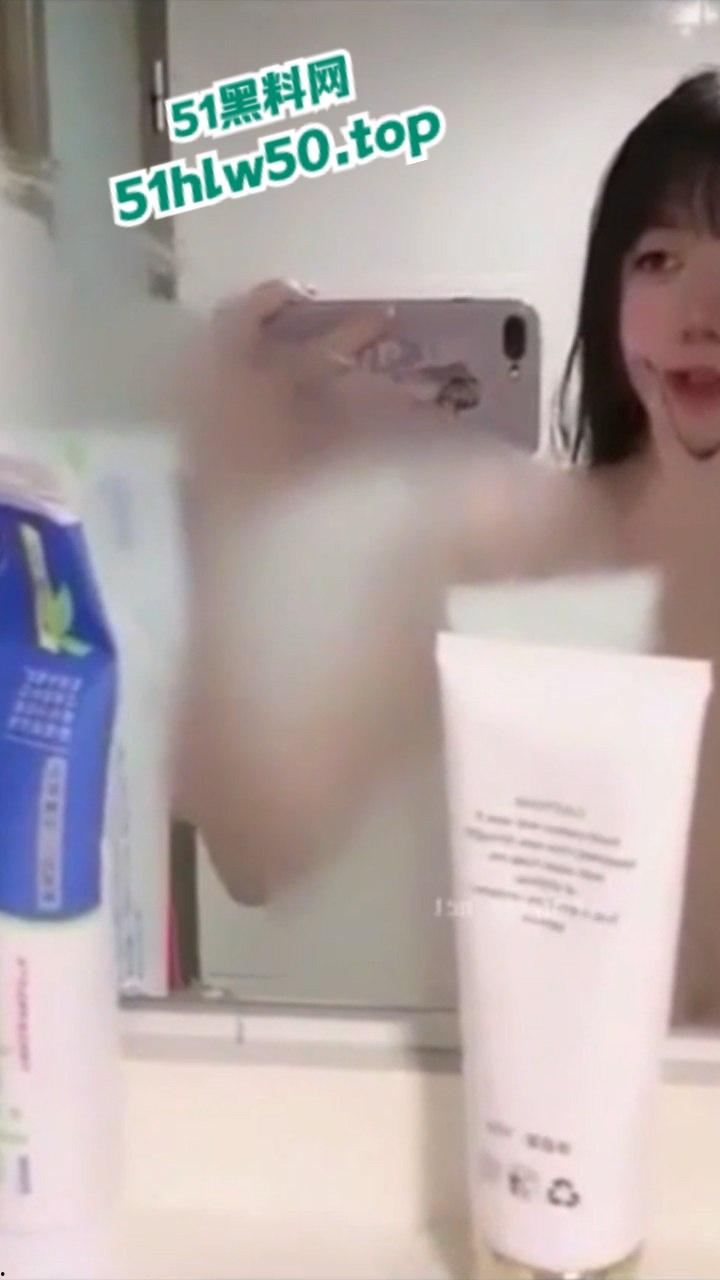 浙大城市学院嫩妹【白炜彤】寝室大战2男,乘骑位摇摆含住另一个人的鸡巴,清纯与淫荡并存的代表!-5