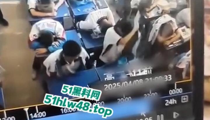 广州市第七中学【胡梦玲】上课主动给同桌手淫,监控下记录被曝光,小年轻又骚又胆大完全控制不了。-4