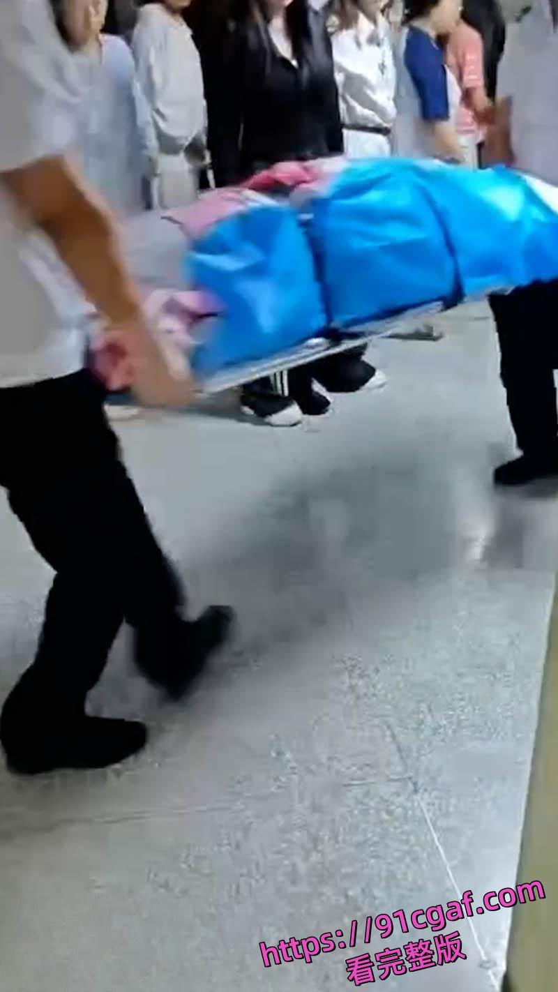 甘肃农大女生宿舍生娃惨剧 大二学姐失血过多命悬一线 救护车狂啸孩子哭嚎-3