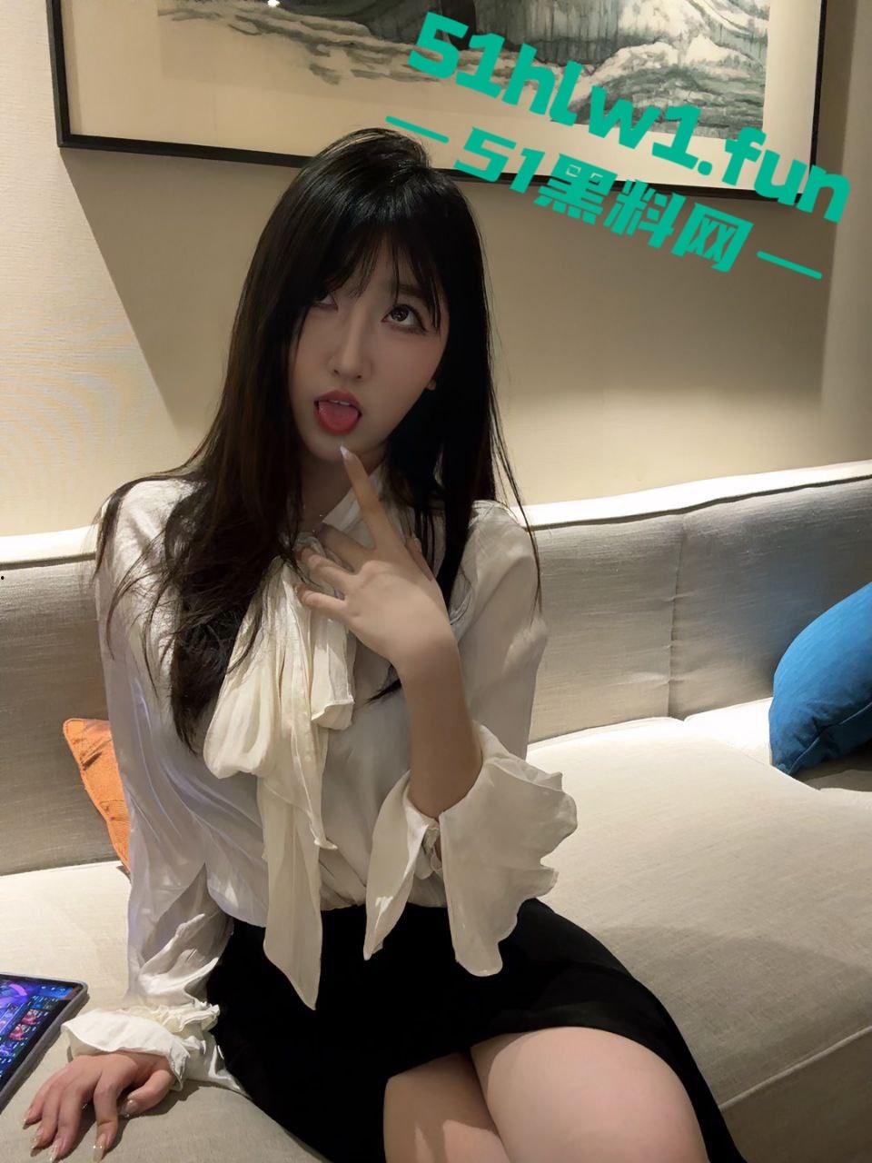 推特骚逼【酣睡小熊】凌晨被金主爸爸召唤上演制服秀,大半夜的街头玩露出,钱到位了金主一召唤美人即乖乖听命!-6