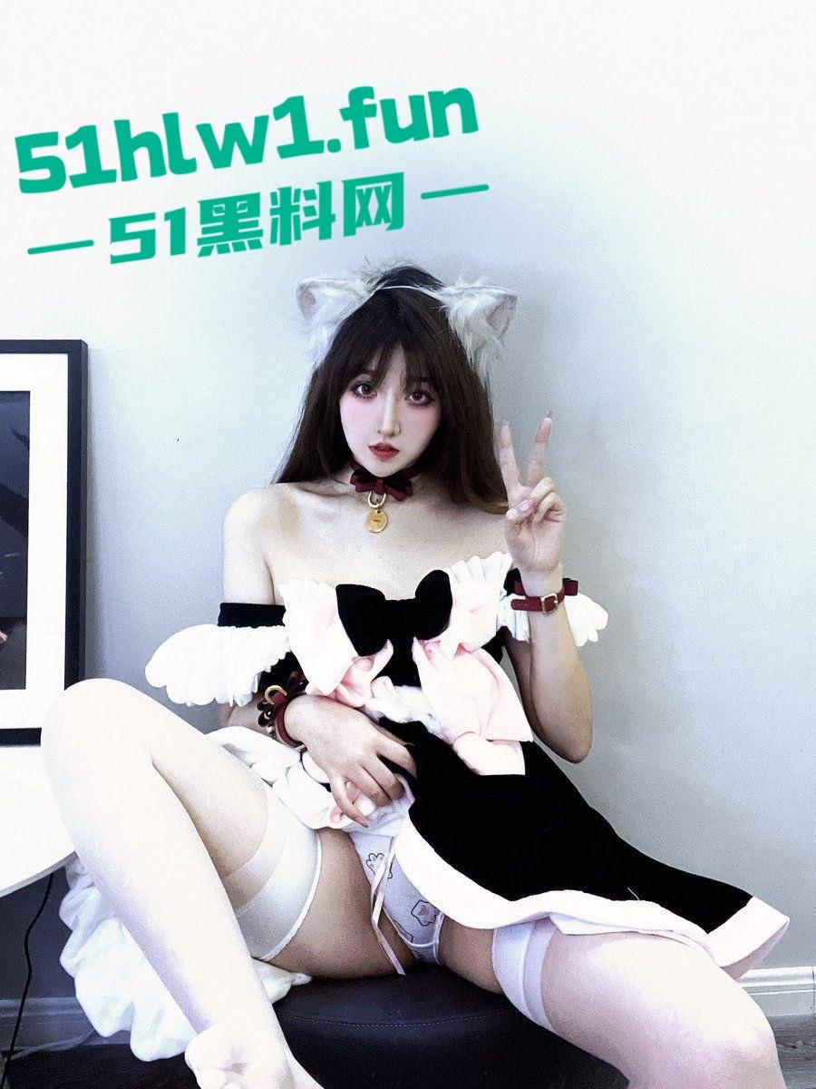 推特骚逼【酣睡小熊】凌晨被金主爸爸召唤上演制服秀,大半夜的街头玩露出,钱到位了金主一召唤美人即乖乖听命!-12